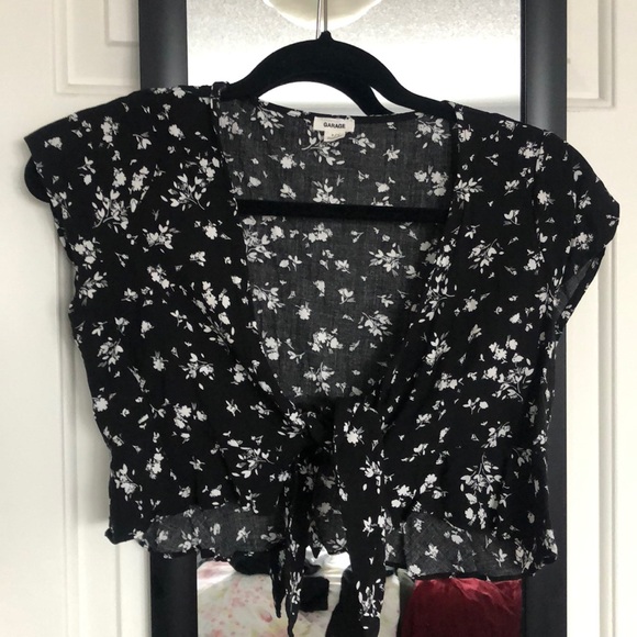 Garage Crop tie front tshirt - Picture 2 of 3